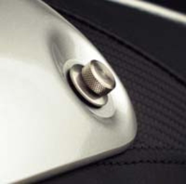 BMW R 1100 S Detail, rear cowl thumbscrews
